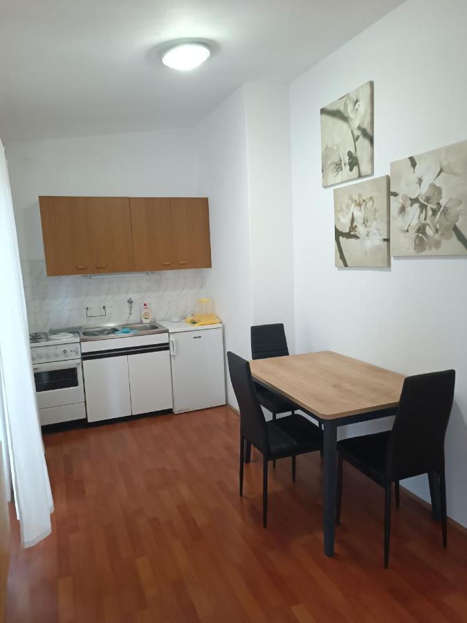 Branka- 4 In House- 1 Has Jacuzzi *