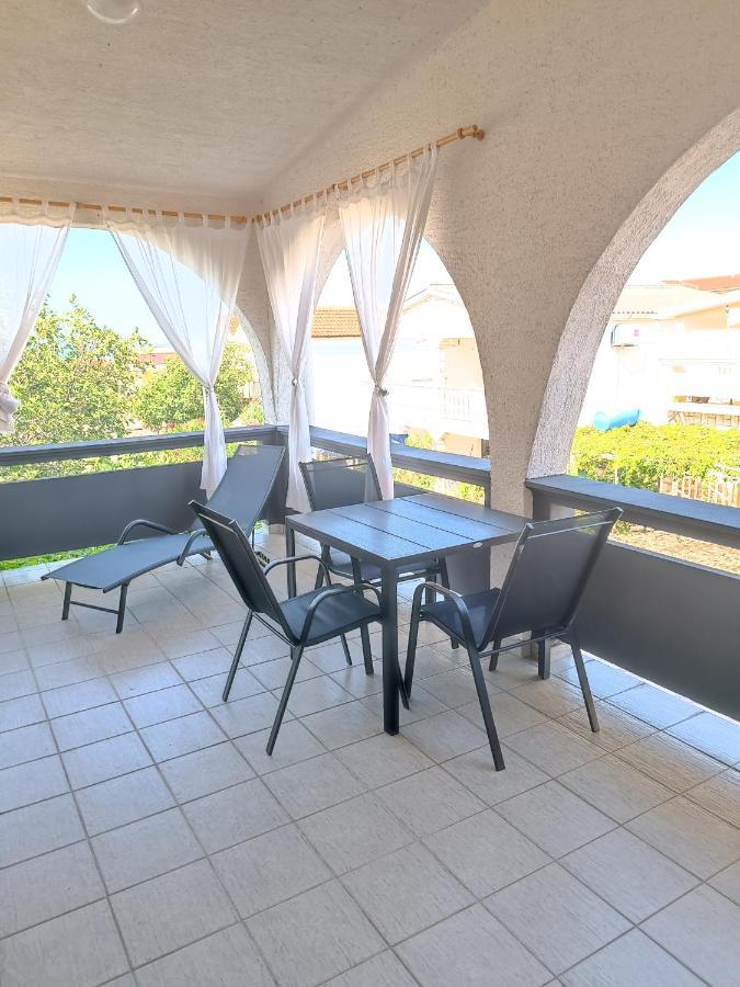 Branka- 4 In House- 1 Has Jacuzzi *